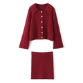 Detail van rode gebreide set met vest met lange mouwen en een mini-rok met een hoge taille - Eén maat / Wijnrood (Cardigan En Rok)