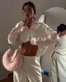 Dettaglio della felpa bicolore con logo club ricamato rosa e pantaloni coordinati - S / Bianco Avorio/Rosa