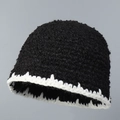 Dettaglio di un cappello a secchiello in maglia spessa con bordi ondulati bicolore - M (56-58cm) / Nero (con bordo smerlato bianco)