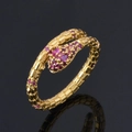 Bague ouverte serpent en métal doré avec des zircons rouges et violets brillants - Serpent rouge rose