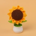 Handgehäkelte Sonnenblume im weißen Keramiktopf als Schreibtischdeko - Sonnenblume kleine Topfpflanze (7 Lagen) / Spitz Dunkelbraun