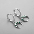 Détail de boucles d'oreilles lune en argent S925 avec zircons blancs et verts sur fond gris - Boucles d'Oreilles Corne de Croissant - Argent