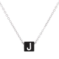 Collier à pendentif carré noir avec lettre J blanche et chaîne à maillons argentée - Lettre J (KN238013-Z)