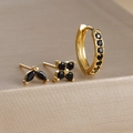 Vue macro de boucles d'oreilles pétales en argent S925 et créoles dorées avec pierres noires - Or-Noir (Lot de 3)
