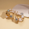 Pendientes de flores doradas con perlas y cristales sobre fondo beige elegante - Dorado (Pin de Plata S925)