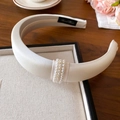 Serre-tête élégant en satin blanc avec trois rangées de perles et étiquette fait main - Style Perle Artificielle Tissu Blanc