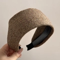 Detalle de diadema de tweed marrón en espiga con diseño ancho y forro interior en negro - Espiga Color Café