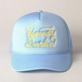 Dettaglio del ricamo Howdy Darlin' e cordoncino su cappellino baseball trucker azzurro - Taglia unica / Celeste