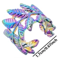 Makro-Detail des regenbogenfarbenen Edelstahl-Blattrings mit verstellbarer 1,7 cm Schiene - Offener Ring / Regenbogen