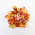 Détail macro de couronne de bougie d'automne avec feuilles d'érable et baies rouges - Couronne de Grappes de Fruits Plats Orange Érable (AW2505) / Diamètre Intérieur Env. 9cm