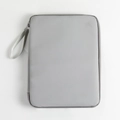 Detailansicht der grauen wasserdichten PU-Tablettasche mit Reißverschluss und Trageschlaufe - 11 Zoll (28*20*2cm) / Grau