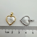Detailweergave van hartvormige hangers in goud en zilver met een breedte van 2 cm - Groot Hart - Goud (Witte Schelp)