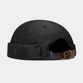 Dettaglio del cinturino di regolazione in pelle marrone e fibbia in metallo vintage sul cappello - Regolabile / Nero