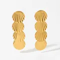 Goldene Edelstahl-Ohrhänger mit vier gestuften Muschelelementen auf weißem Grund - Gold KDE2494 / Gold