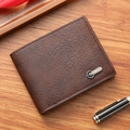 Kurze Herren-Brieftasche aus dunkelbraunem Leder mit Litschi-Struktur und Metall-Logo - Kaffeebraun