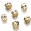 Dettaglio di perline a cilindro dorate cave con trama trapuntata per gioielli - Stile Oro 01 (Cilindro Trapuntato) / Oro