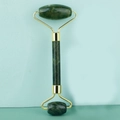 Detail van tweekoppige jade gezichtsroller met groene steen en gouden metalen frame - Natuurlijke Jade / Dubbele Kop Jade Roller Donkergroen