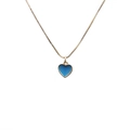 Modische goldene Box-Kette mit kleinem blauem Herzanhänger auf einem schlichten weißen Hintergrund - Blau