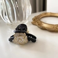Mini molletta per capelli a forma di camelia bianca e nera con dettagli in oro chic - Camelia / Bianco