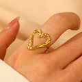 Anillo de corazón hueco dorado con textura martillada irregular y diseño de banda abierta - Corazón Martillado Chapado en Oro de 18K (A-81)