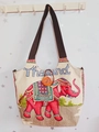 Nahaufnahme der gewebten Stofftasche mit Elefanten-Stickerei und Thailand-Schriftzug - Stil 48-Beige Thailand Elefant