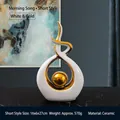 Ornamento astratto in ceramica bianca con sfera dorata e finitura, 16x6x27cm - Canto del Mattino Bianco Oro - Basso