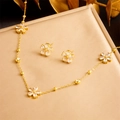 Parure bijoux fleur dorée avec cristaux comprenant un collier et des boucles d'oreilles - Ensemble Collier Boucles d'Oreilles (N2906)