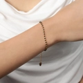 Pulsera delicada de acero al titanio dorado con pequeñas cuentas negras de estilo minimal - Pulsera de Esmalte Negro / Dorado