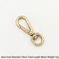 Detalle de un cierre de mosquetón de latón dorado con 10mm de diámetro y 48mm de largo - Hebilla Plana de 10mm