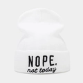 Gros plan du bonnet blanc en maille avec broderie noire 'NOPE. not today' stylée - Blanc