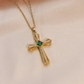 Elegante goldene Kreuzkette mit quadratischem grünem Edelstein und Zirkonia-Besatz - Kreuzanhänger / Gold mit grünem Zirkonia