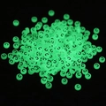 Perline tonde luminose 7x4mm con lettera C che emettono un bagliore verde - Lettera C / Verde Luminoso