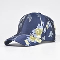 Gros plan détaillé de la casquette bleu marine avec motifs floraux jaunes et brodés - Réglable / Fleurs de Style Libre Bleu Marine (01)