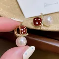 Dettaglio di orecchini placcati oro 18K con smalto a pois, zirconi e perle bianche - Oro-Bianco-Rosso (Placcato in Oro Vero)