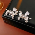 Détail macro de boucles d'oreilles teckel en argent avec cristal en cœur et perles - Boucles d'oreilles chiot argentées (Tige de boucle d'oreille en argent) / Argent
