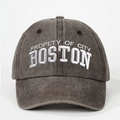 Detalle de gorra vintage gris con bordado blanco de Boston y estilo desgastado - Talla única / café