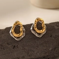 Orecchini geometrici bicolore texture lava su espositore in pietra vulcanica - Stile Ovale (Oro e Argento)