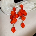 Detalle de pendientes con pétalos naranja mate y elegantes cadenas de metal dorado - Naranja (Aguja de Plata) / Naranja