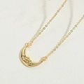 Collana minimalista con ciondolo a luna sorridente con finitura dorata - Luna Crescente Sorridente