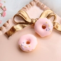 Nahaufnahme der rosa Harz-Donut-Anhänger mit bunten Streuseln für DIY-Bastelarbeiten - Rosa mit feinen Streuseln