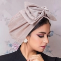 Turbante brillante en oro champán para mujer con un lazo grande y elegante diseño - Rosa
