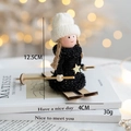 Figurine de fille à ski de Noël en noir et blanc tricoté, 12,5 cm de haut et 4 cm de large - Type D / Figurine de Ski Noire