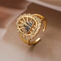 Anillo religioso dorado para mujer con circón azul y halo de cristales - Sol Cálido con Circonita Azul / 【características Del Producto】anillo Dorado Con La Parte Posterior Abierta Y Diseño En Forma De Engranaje Con Un Circonio Azul Y Un Circonio Blanco Transparente En El Centro Fabricado En Aleación Chapada En Oro. La Abertura Es Ajustable.