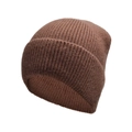Dettaglio del cappello in maglia a costole marrone scuro con risvolto spesso invernale - Marrone Scuro