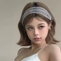 Bandeau bébé en dentelle blanche avec fleurs présenté sur un modèle aux détails doux - Blanc-Court