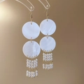 Detalle de pendientes de concha de bambú con pequeñas borlas de perlas y acentos dorados - Borla de Perla / Blanco (5# Gancho de Oreja)