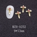 Dettaglio charm unghie croce pipistrello dorata 9x13mm con strass rosa per manicure stile gothic - Croce Alata Oro Pietra Rosa (A252)
