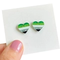 Détail de boucles d'oreilles cœur drapeau aromantique à rayures pailletées vert et noir - Style Cœur Drapeau Aromantique (6)