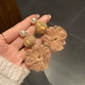Orecchini a fiore in maglia con perle e palline colorate di peluche per donne - Marrone