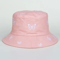 Dettaglio del ricamo a farfalla bianca su un cappello a secchiello in cotone rosa - M (56-58cm) / Rosa